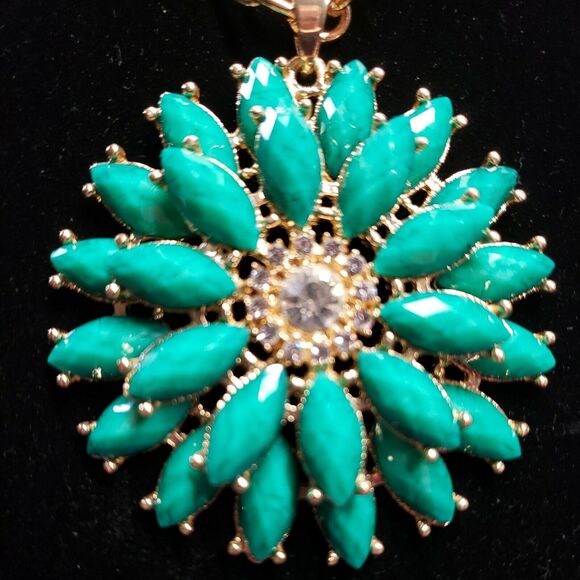 Amrita Singh Signed Necklace, Large Green Flower Medallion Pendant, Gold Tone - Picture 2 of 11